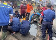 Drainase Tersumbat Picu Genangan di Simpang Mayang Tim Gabungan Bersama-sama Bersihkan Saluran Air