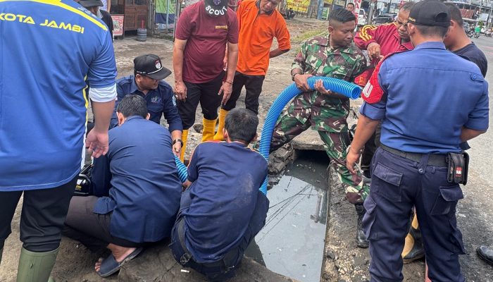 Drainase Tersumbat Picu Genangan di Simpang Mayang Tim Gabungan Bersama-sama Bersihkan Saluran Air