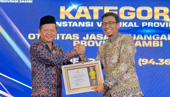 Kepala OJK Provinsi Jambi Yan Iswara Rosya Mendapatkan Penghargaan Anugerah Keterbukaan Informasi Publik Tahun 2025
