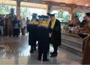 Bupati Batang Hari Mhd. Fadhil Arief Bersama Ketua TP PKK Batang Hari Zulva Fadhil Mewisuda 152 Orang Lansia