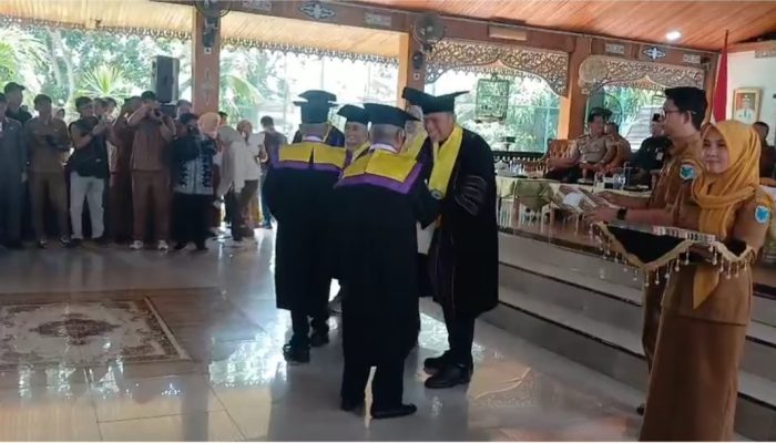 Bupati Batang Hari Mhd. Fadhil Arief Bersama Ketua TP PKK Batang Hari Zulva Fadhil Mewisuda 152 Orang Lansia