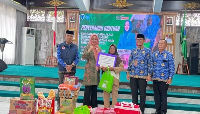 Ketua TP-PKK Batang Hari Zulva Fadhil Salurkan Bantuan untuk Korban Bencana Alam