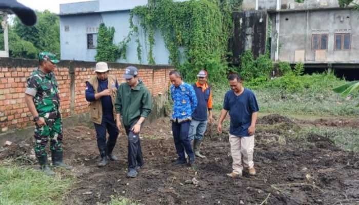 Wakil Wali Kota Jambi, Diza Hazra Turun Lapangan, Bersihkan Drainase Rawan Banjir di Kota Jambi