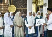 Penyerahan Dana Bantuan BKMT Untuk Bencana Alam Sepropinsi Jambi, BKMT Batang Hari Bantuan Dana Sebesar Rp. 102.000.000,-