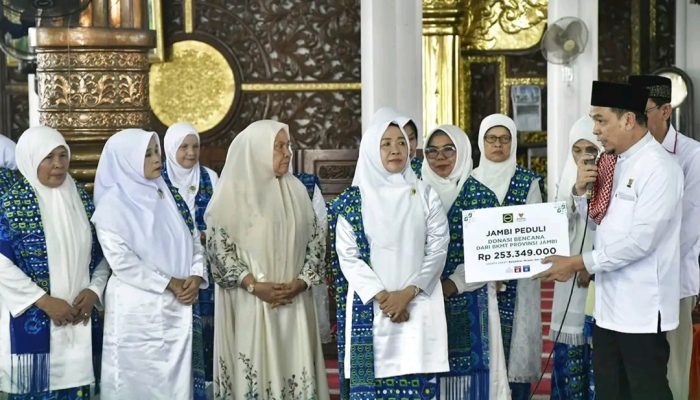 Penyerahan Dana Bantuan BKMT Untuk Bencana Alam Sepropinsi Jambi, BKMT Batang Hari Bantuan Dana Sebesar Rp. 102.000.000,-