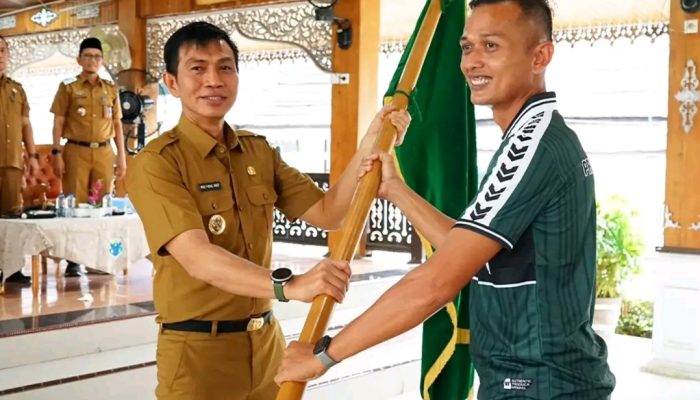 Bupati Mhd. Fadhil Arief, Melepas Tim Sepak Bola Batang Hari Untuk mengikuti Pertandingan Gubenur Cup Jambi 2026
