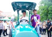 Bupati Mhd. Fadhil Arief Menyerahkan Alat Pertanian Kepada Brigade Pangan Tahun 2026