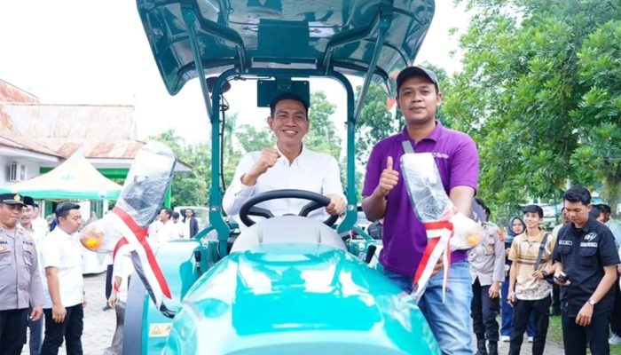 Bupati Mhd. Fadhil Arief Menyerahkan Alat Pertanian Kepada Brigade Pangan Tahun 2026