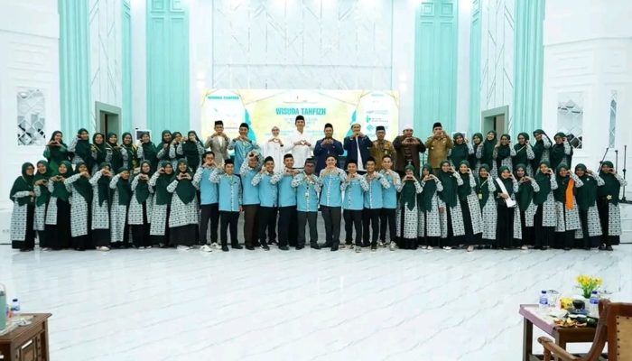 Bupati Batang Hari Mhd Fadhil Arief Bersama Ketua TP-PKK Kabupaten Batang Hari Ibu Zulva Fadhil menghadiri Wisuda Tahfizh SIT Aulia Tahun 2026
