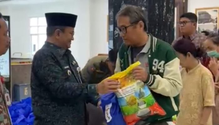 Sambut Imlek 2026, Wali Kota Maulana Serahkan 400 Paket Sembako untuk Komunitas Tionghoa