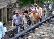 Bupati BBS Serahkan Bantuan Musibah Kebakaran Kepada Warga Desa Tanjung Ulu