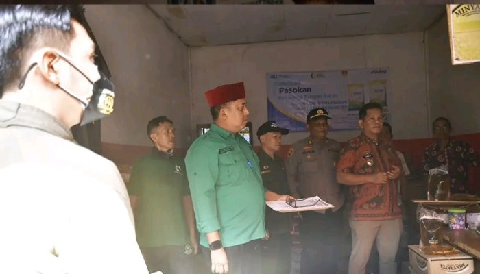 Asisten II Pemerintahan Kabupaten Batang Hari, H. Isah, Melakukan Operasi Pasar di Pasar Kramat Tinggi