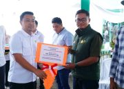 Ketua DPRD Rahmat Hasrofi Bersama Bupati Batang Hari Mhd. Fadhil Arief menyerahkan Alat Pertanian Kepada Brigade Pangan Tahun 2026  