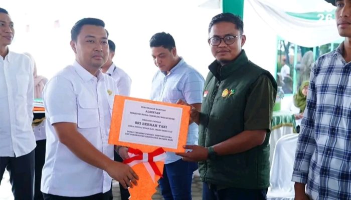 Ketua DPRD Rahmat Hasrofi Bersama Bupati Batang Hari Mhd. Fadhil Arief menyerahkan Alat Pertanian Kepada Brigade Pangan Tahun 2026  