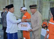 Wali Kota Jambi Buka Puasa Bersama Ribuan Pahlawan Kebersihan, Serahkan THR 800 Ribu Per Orang