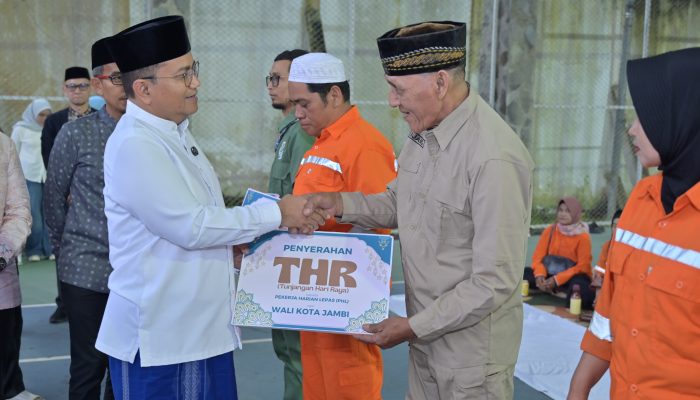 Wali Kota Jambi Buka Puasa Bersama Ribuan Pahlawan Kebersihan, Serahkan THR 800 Ribu Per Orang