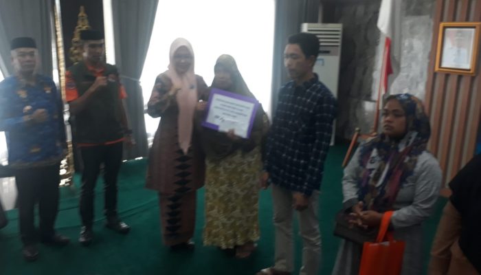 Ketua TP-PKK Zulva Fadhil, Menyerahkan Bantuan Bencana Alam