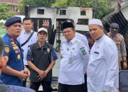 Kebakaran Hanguskan 7 Rumah di Danau Sipin, Wali Kota Jambi Serahkan Bantuan Darurat