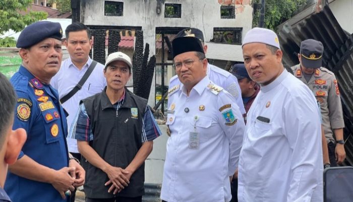 Kebakaran Hanguskan 7 Rumah di Danau Sipin, Wali Kota Jambi Serahkan Bantuan Darurat