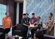 Maulana Serahkan Bantuan Langsung, 10 KK Korban Kebakaran Dapat Perhatian Pemkot Jambi