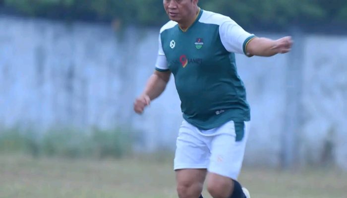 Silaturahmi Sepak Bola Legenda digelar  Alun-Alun Kota Muara Bulian