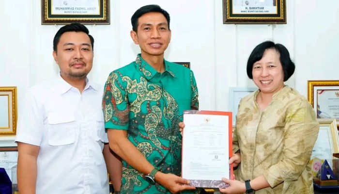 Bupati Batang Hari Mhd. Fadhil Arief di dampingi Ketua DPRD Batang Hari Mengikuti Entry Meeting LKPD Tahun 2025 