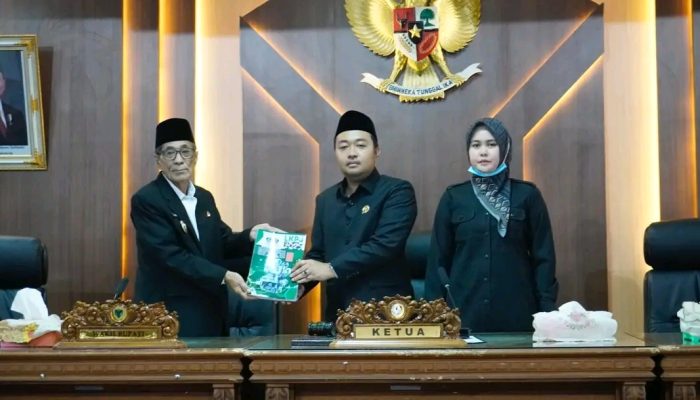 DPRD Gelar Rapat Paripurna Penyanpaian LKPJ Bupati Batang Hari Tahun Anggaran 2025