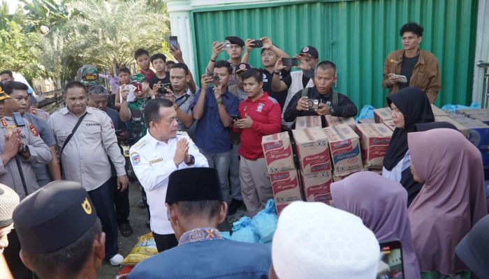 Gubernur Jambi Al Haris Tinjau dan Serahkan Bantuan Korban Terdampak Banjir Kabupaten Sarolangun 