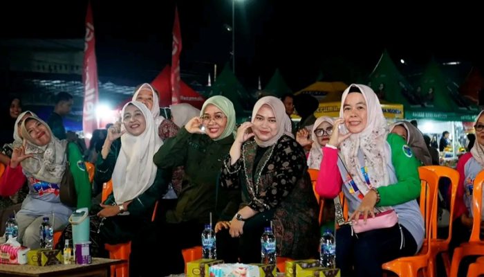 Ketua TP-PKK Kabupaten Batang Hari Bunda Zulva Fadhil Hadiri Pagelaran Pentas Seni Acara Gerebek Suro