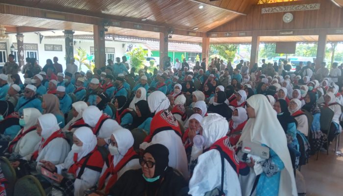 Jamaah Haji Batang Hari Disambut Meriah di Serambi Rumah Dinas, Pesan Bupati : Jadilah Pribadi yang Sabar, Jujur dan Bermanfaat Bagi Sesama