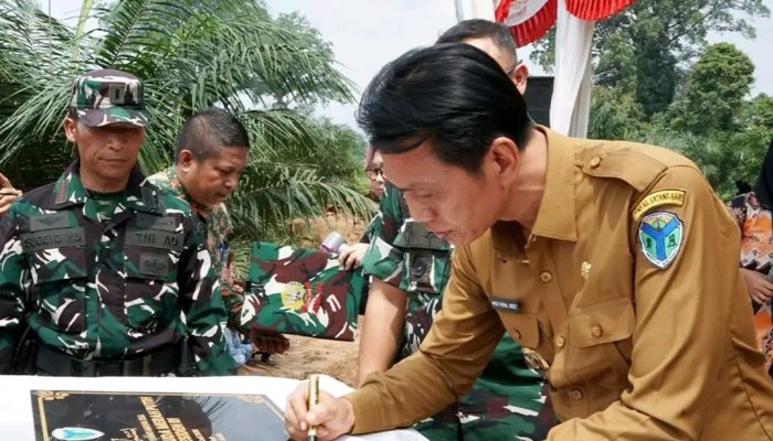 Bupati Fadhil Arief Resmikan Jembatan Boyle dan Jembatan Merah Putih di Desa Pasar Terusan
