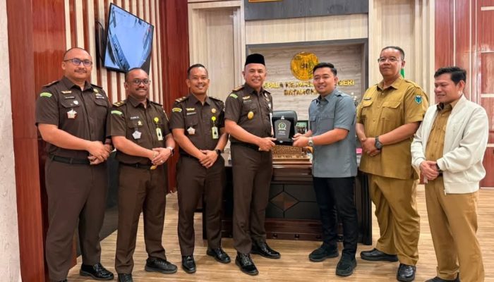 Sinergi Makin Kokoh: Ketua DPRD Berikan Penghargaan Khusus bagi Kejaksaan Negeri Batang Hari