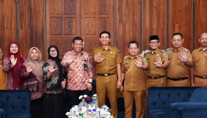 Mhd. Fadhil Arief Audensi Bersama BKKBN Propinsi Jambi di Rumah Dinas Bupati Batang Hari