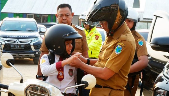 Hari Pertama Sekolah, Bupati Batang Hari Antar Anak Naik Motor: Ajak Ayah Lebih Dekat dengan Keluarga