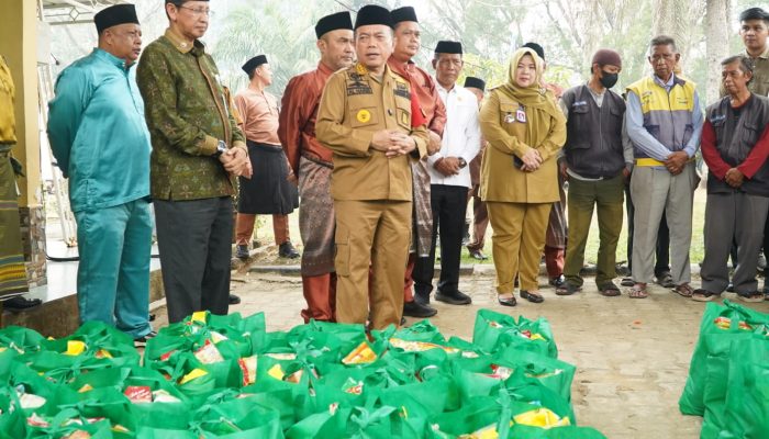 Peduli Dampak Karhutla, Gubernur Al Haris Serahkan 200 Paket Sembako dan Masker di Bungo